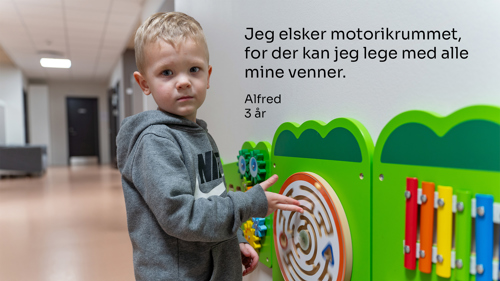 Portrætbillede af et barn i børnehuset, Alfred på 3 år, der siger følgende: "Jeg elsker motorikrummet, for der kan jeg lege med alle mine venner".