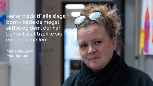 Portrætbillede af en medhjælper, Marianne Bank, der siger følgende: "Her er plads til alle slags børn - både de meget aktive og dem, der har behov for at trække sig en gang imellem".