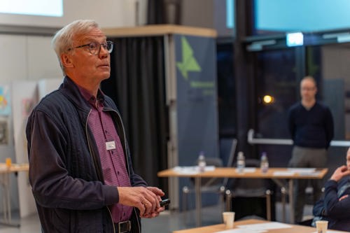 Billede fra Hedensted Fællesråds årsmøde og generalforsamling, hvor Johannes Grane taler til de fremmødte.