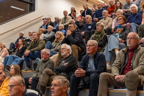 Billede fra Hedensted Fællesråds årsmøde og generalforsamling, hvor de fremmødte lytter til oplægget.