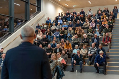 Billede fra Hedensted Fællesråds årsmøde og generalforsamling, hvor de fremmødte lytter til borgmester, Ole Vind.