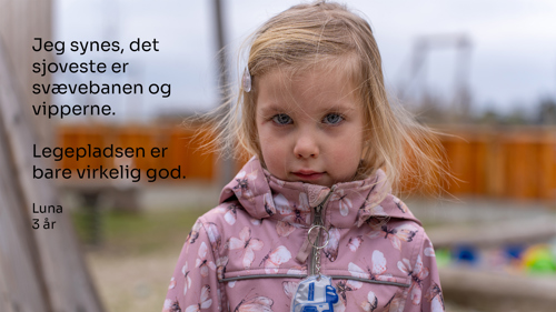 Portrætbillede af et barn i børnehuset, Luna på 3 år, der siger følgende: "Jeg synes, det sjoveste er svævebanen og vipperne. Legepladsen er bare virkelig god."
