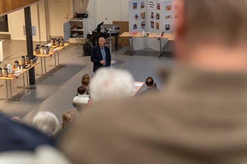Billede fra Hedensted Fællesråds årsmøde og generalforsamling, hvor borgmesteren taler til de fremmødte.