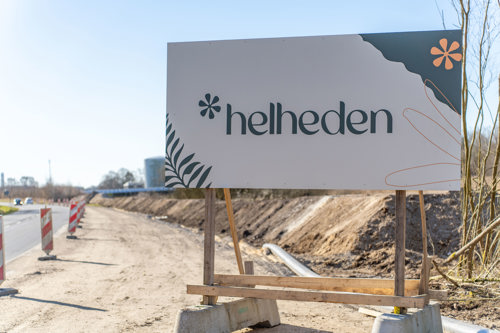 Skilt med et nyt boligområde med navnet Helheden.