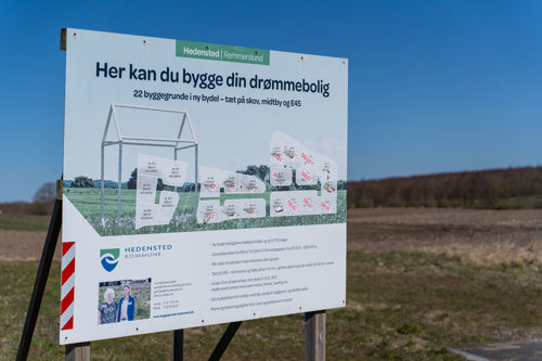 Billede af et skilt, der viser, hvilke boliger der stadig er til salg i Remmerslund Skovby.